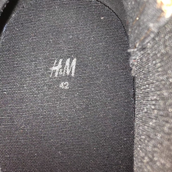 H&M Elegant Black Chelsea Boots - Picture 2 of 7